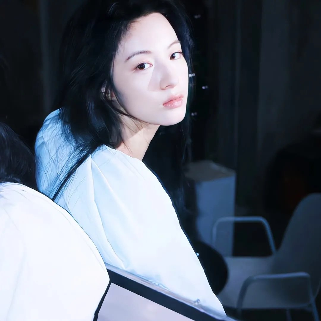 长大尾巴的兔子海报